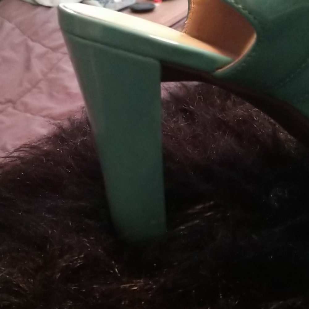 Beautiful Turquoise Patent Heels! - Picture 2 of 10